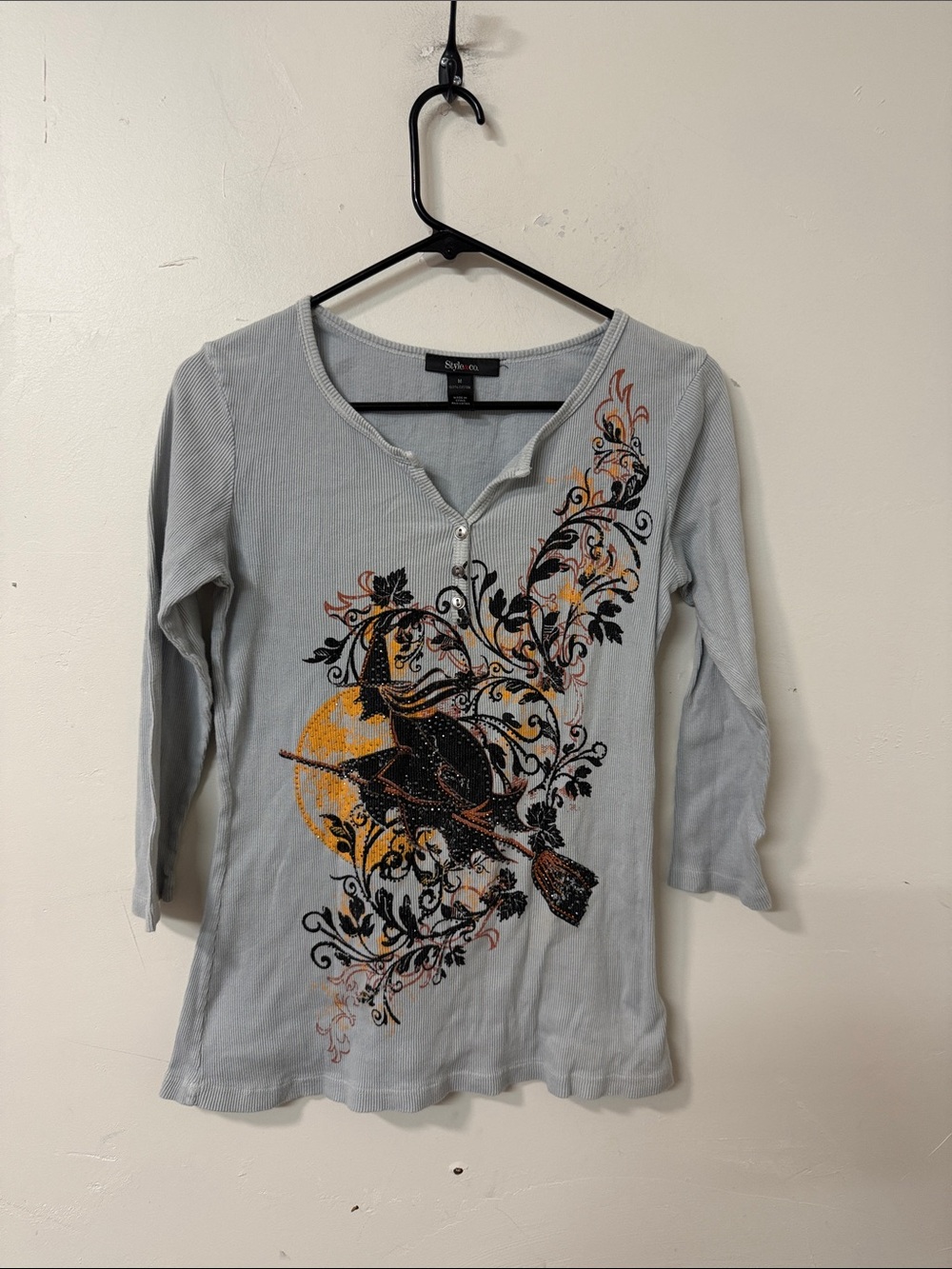 Style & Co. Light Gray Long-Sleeve Henley Top with Black and Yellow Graphic Y2K